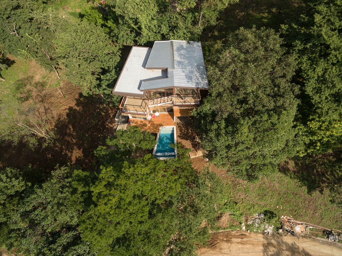 Загородный дом с балконами и бассейном в Коста-Рике