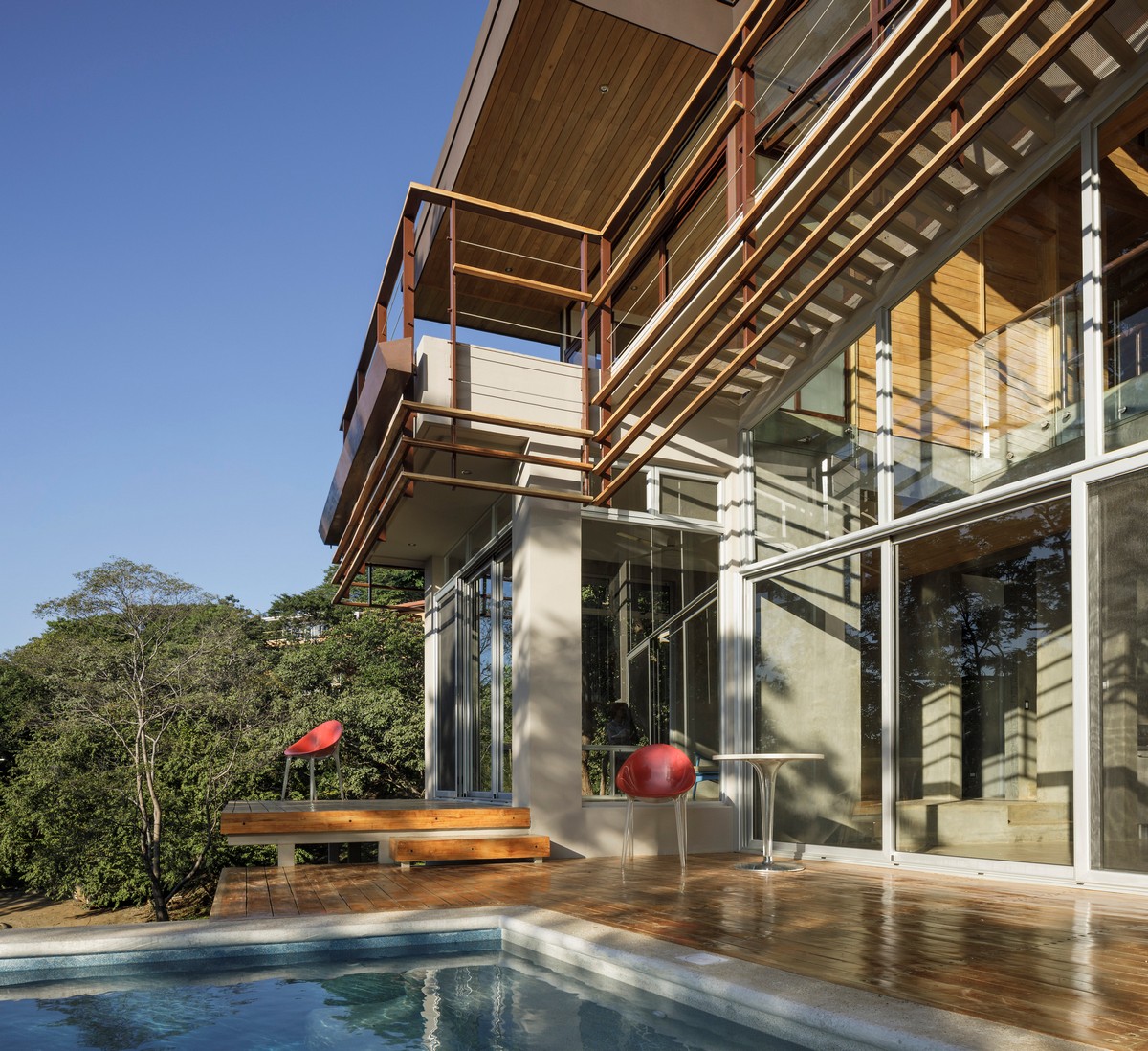 Загородный дом с балконами и бассейном в Коста-Рике