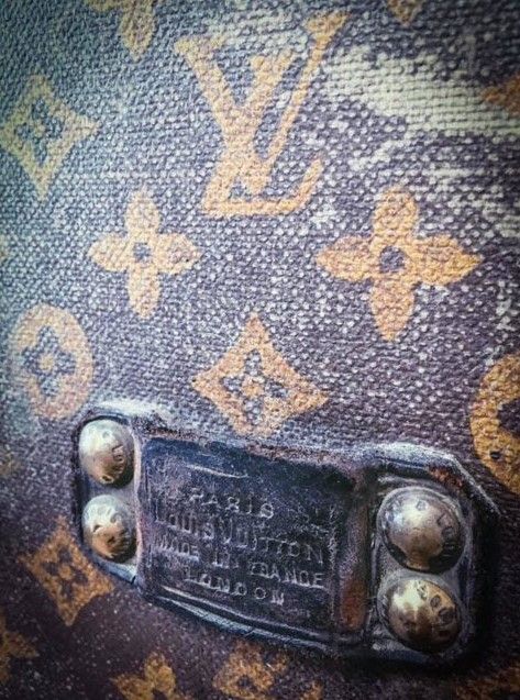В Змиеве в чемодане Louis Vuitton 1880 года пенсионерка хранила кукурузу. Фото: Харьков LiVE
