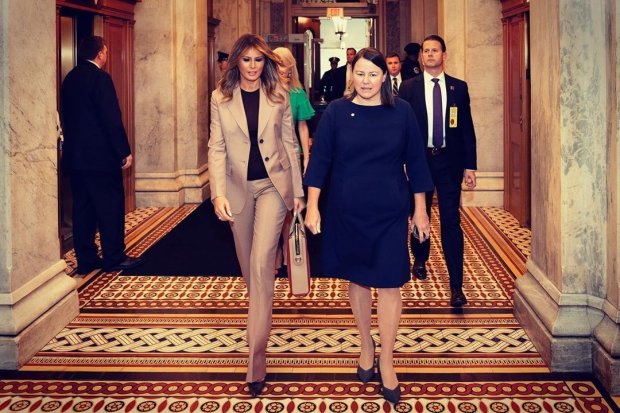 Мелания Трамп выбрала деловой костюм для встречи в Конгрессе США. Фото