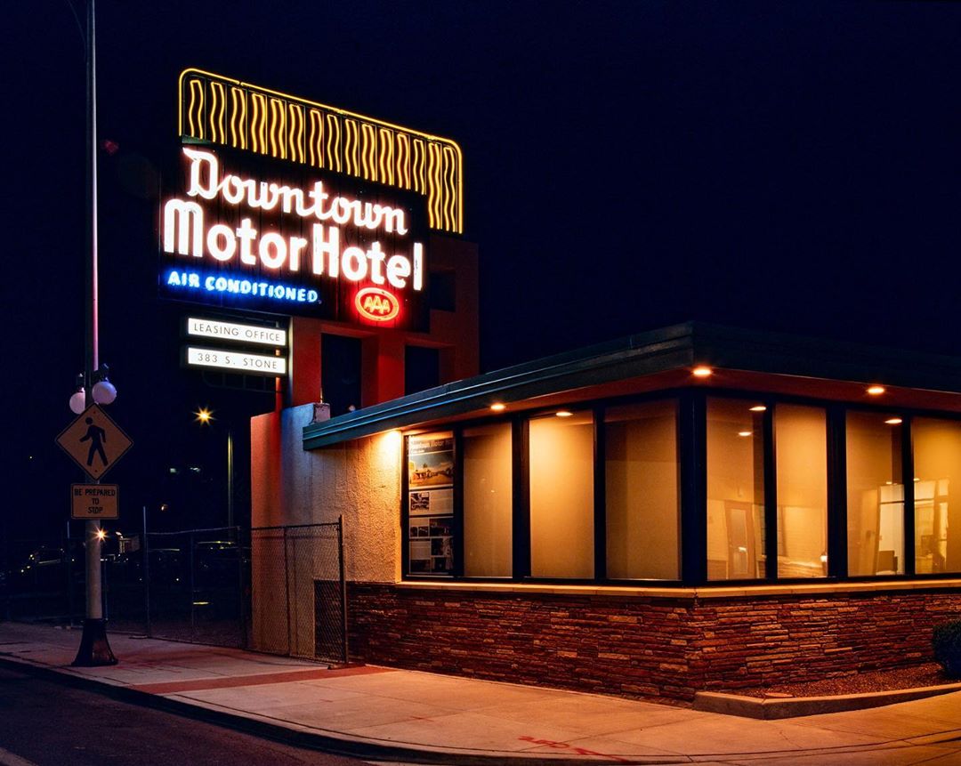 Вывески придорожных отелей США на снимках Тима Андерсона