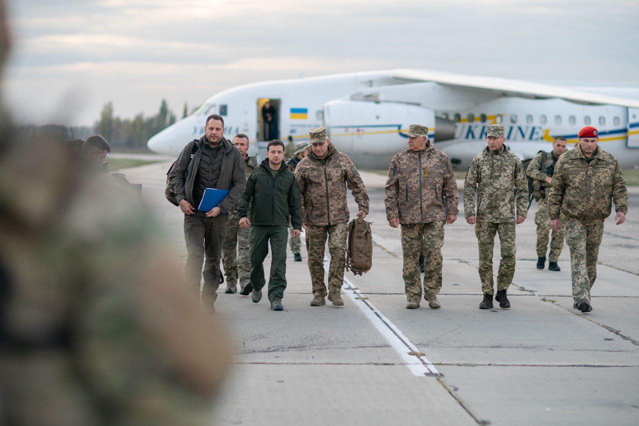 В сети появились новые кадры визита Зеленского на Донбасс. ФОТО