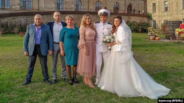Освобожденный из российского плена украинский моряк женился: яркие фото со свадьбы