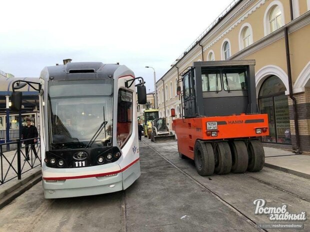 В сети смеются над курьезом в РФ с заасфальтированными рельсами в честь приезда патриарха Кирилла. ФОТО