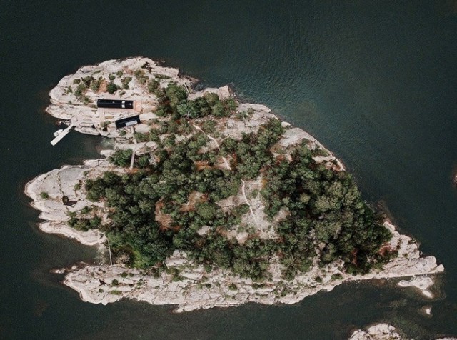 Пара купила себе остров и построила там несколько домов