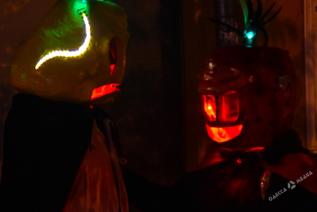 Одесса перед Хэллоуином: люди-тыквы и фонарики в головах. ФОТО