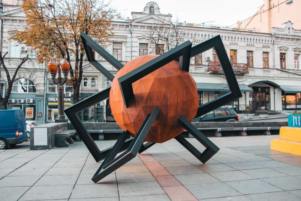 В центре Киева появилась новая скульптура. Фото