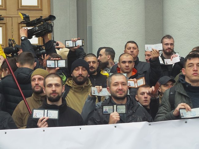 Защита Украины – не терроризм: под МИД прошла акция в поддержку полка Азов 11