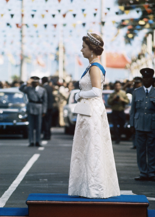 Елизавета II в Порт-Луи после тура по Азии в 1972 году