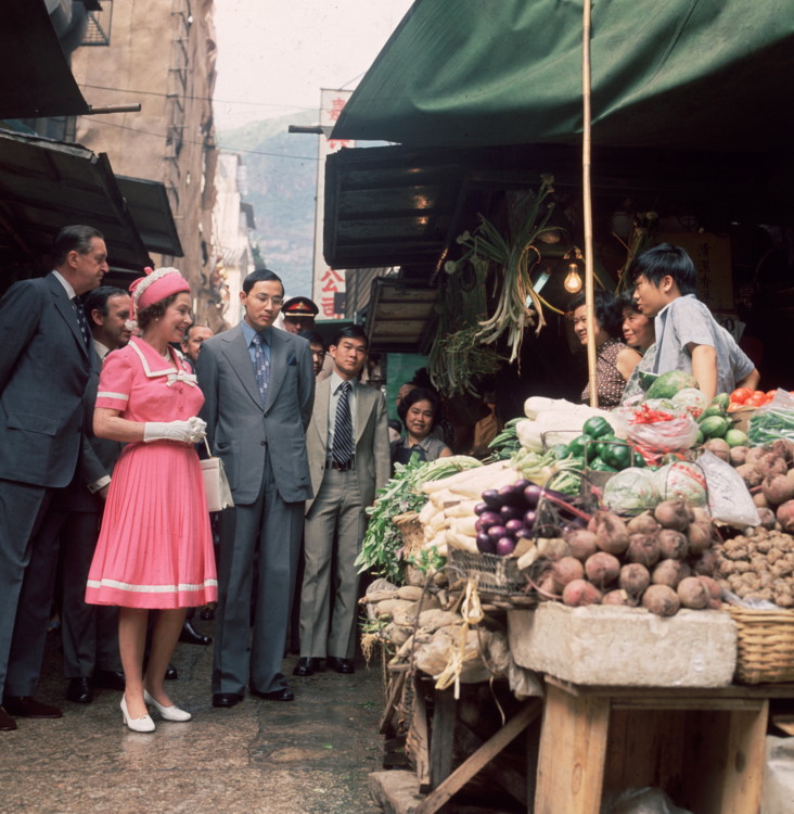 Елизавета II на рынке в Гонконге в 1975 году