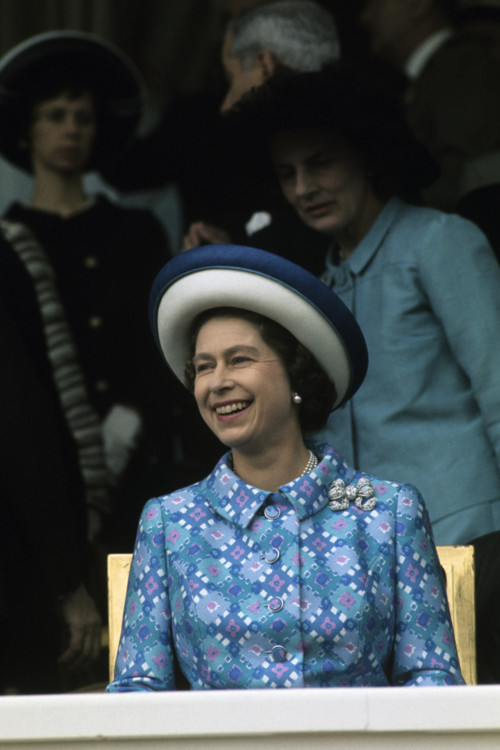 Елизавета II на скачках Longchamp в 1972 году