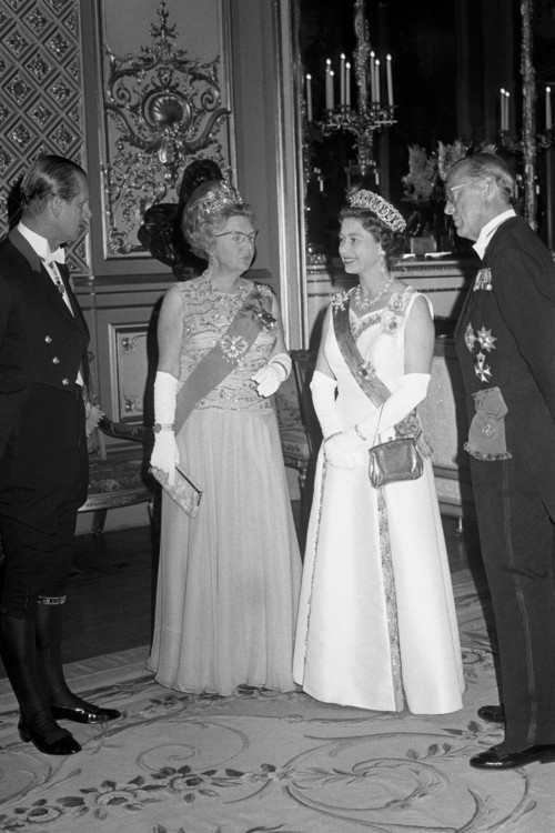 Елизавета II на вечере с королевой Юлианой и принцем Бернхардом в Виндзорском замке в 1972 году
