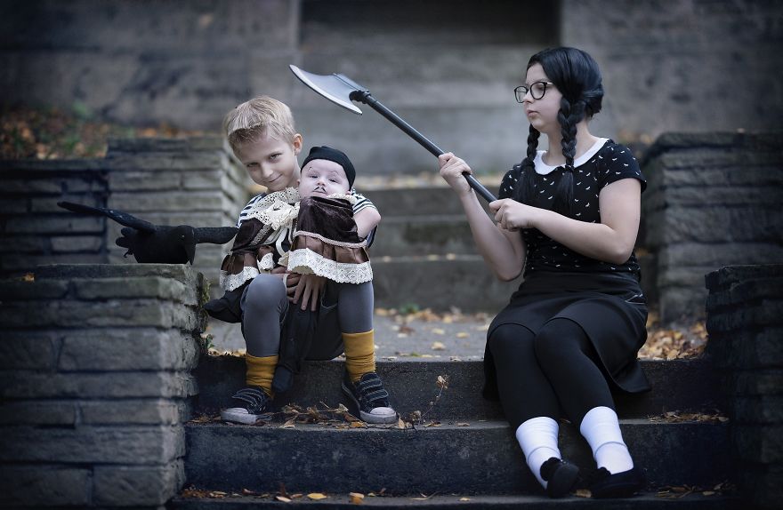 Фотограф сделала семейную съемку в стиле семейки Аддамс. ФОТО