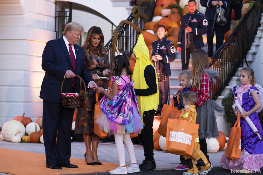 Белый дом украсили к Хэллоуину: как Дональд и Мелания Трамп принимали гостей (Фото)