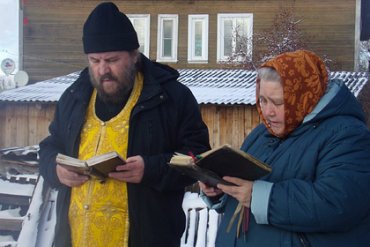 Поломаный фонтан, заливающий российский город, чинят молитвой. ФОТО