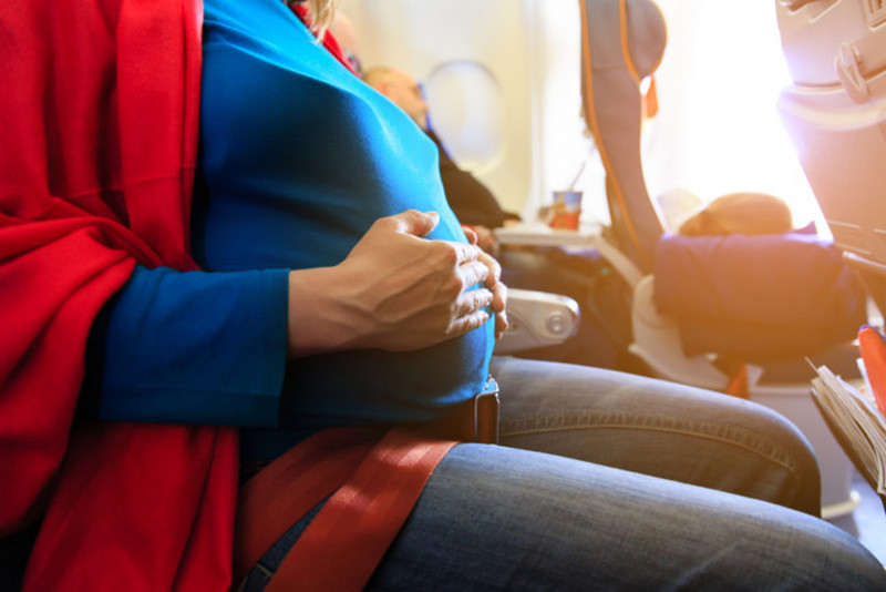 Женщина оконфузилась, пытаясь изобразить беременность в аэропорту