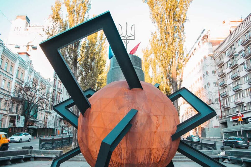 В центре Киева появилась новая скульптура. Фото