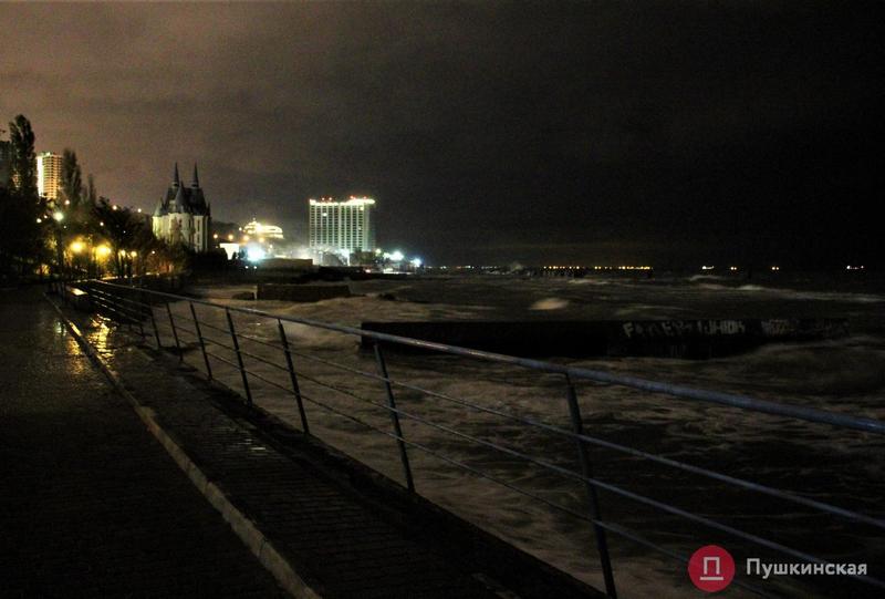 Как выглядел ночной шторм на одесском побережье. Фото
