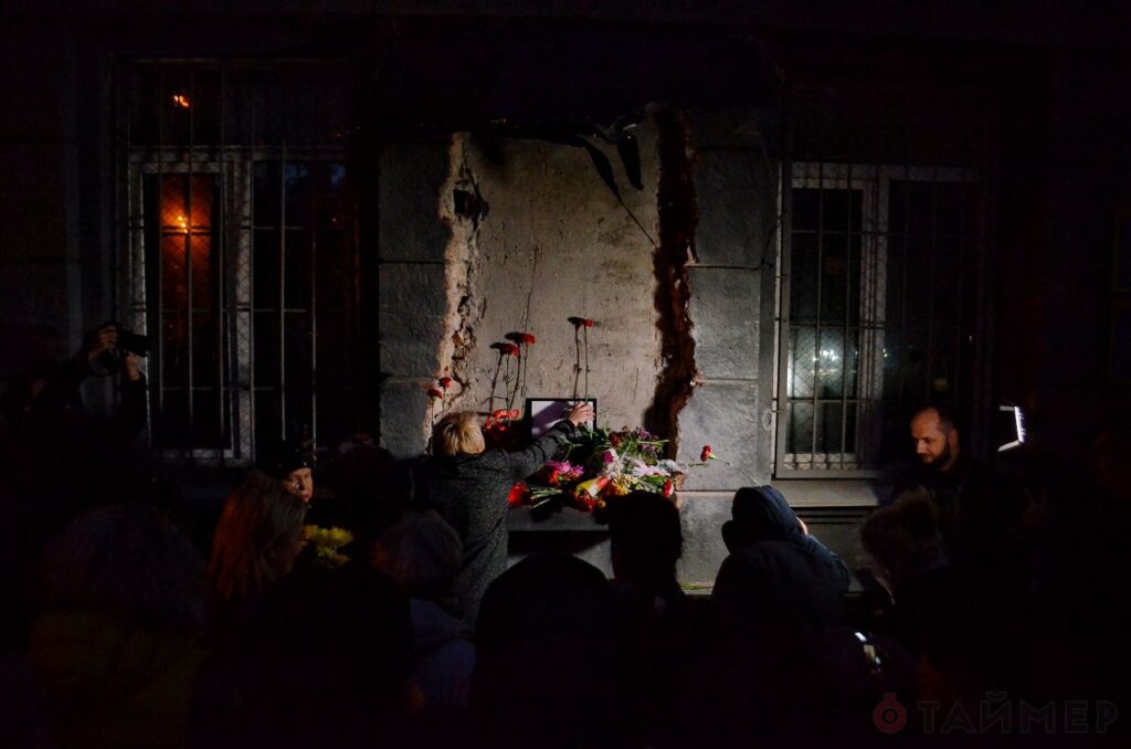 На реквиеме по маршалу Жукову в Одессе засветили лампадки и сожгли цветы. ВИДЕО