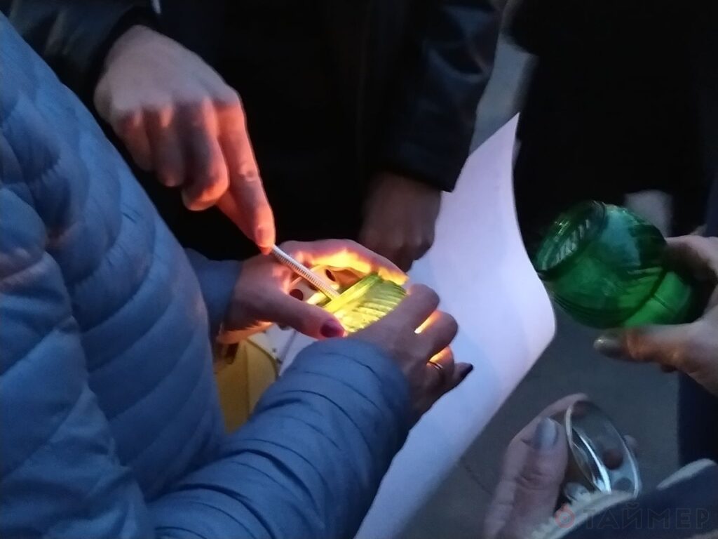 На реквиеме по маршалу Жукову в Одессе засветили лампадки и сожгли цветы. ВИДЕО