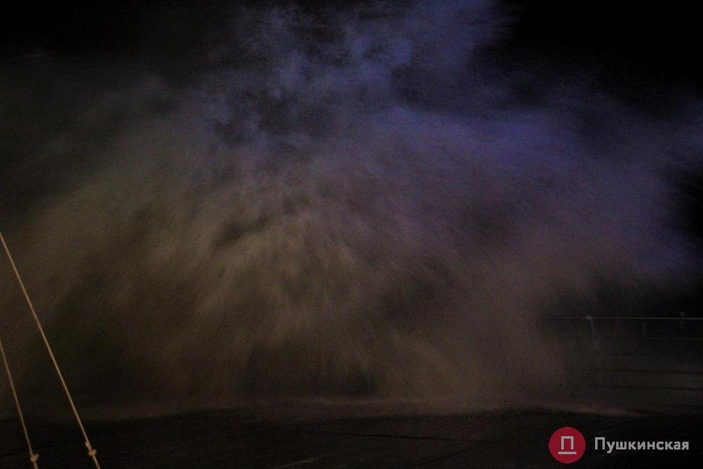 Как выглядел ночной шторм на одесском побережье. Фото
