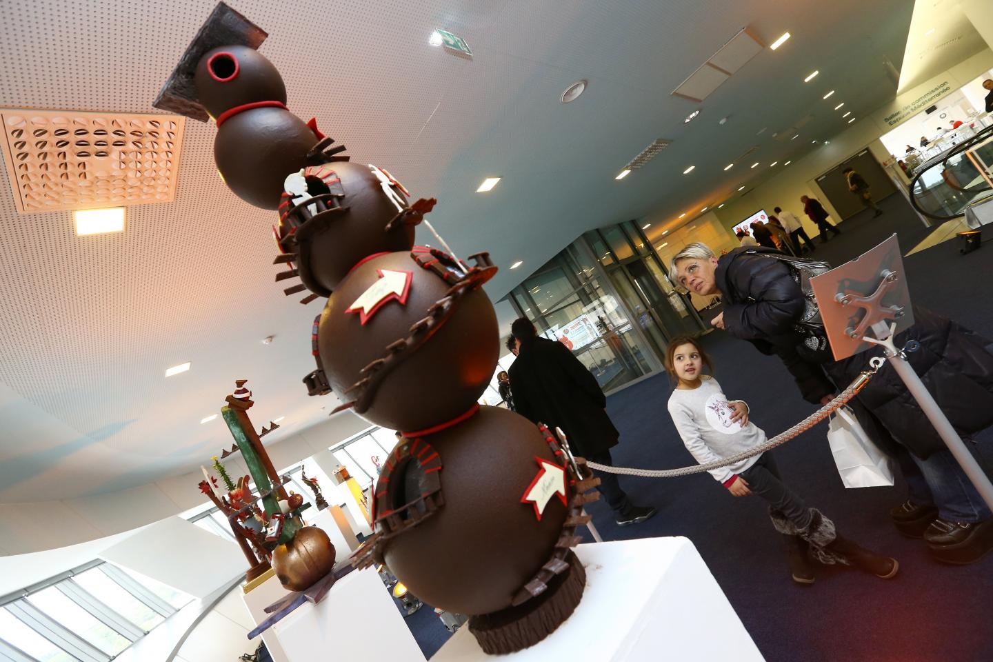 Шоколадные платья и носороги. Фоторепортаж: как в Париже проходит ежегодный Salon du Chocola. ФОТО