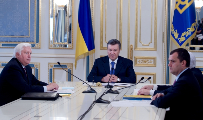 В Крыму военные украли стол Януковича