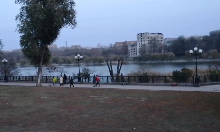 При свете уличных фонарей: В Донецке показали набережную Кальмиуса. ФОТО