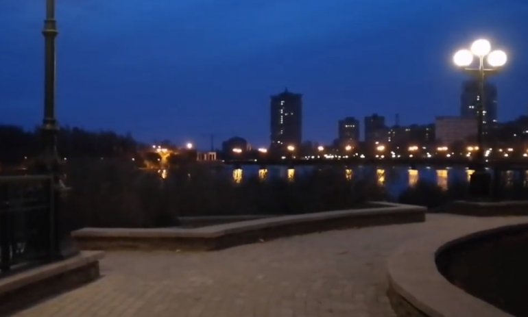 При свете уличных фонарей: В Донецке показали набережную Кальмиуса. ФОТО