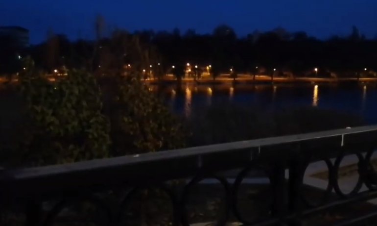 При свете уличных фонарей: В Донецке показали набережную Кальмиуса. ФОТО