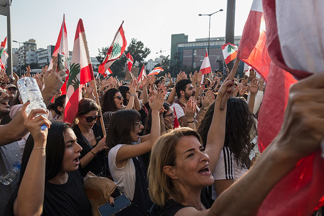 Акции протеста, поддержки и отчаяния в Ливане. ФОТО