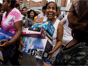 В Венесуэле армия захватила магазины: товары раздают почти бесплатно 