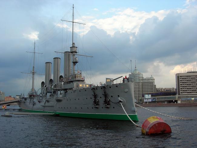 Крейсер "Аврора" отчалит от Адмиралтейской набережной в 2014 году