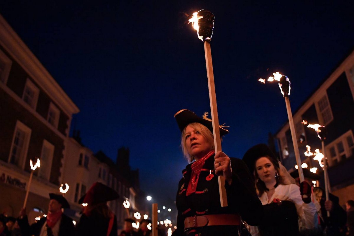 Night parade. 5 Ноября Великобритания Гай Фокс. Bonfire Night маска. Ночь Гая Фокса Пороховые бочки. Фейерверк Гая Фокса в Англии.