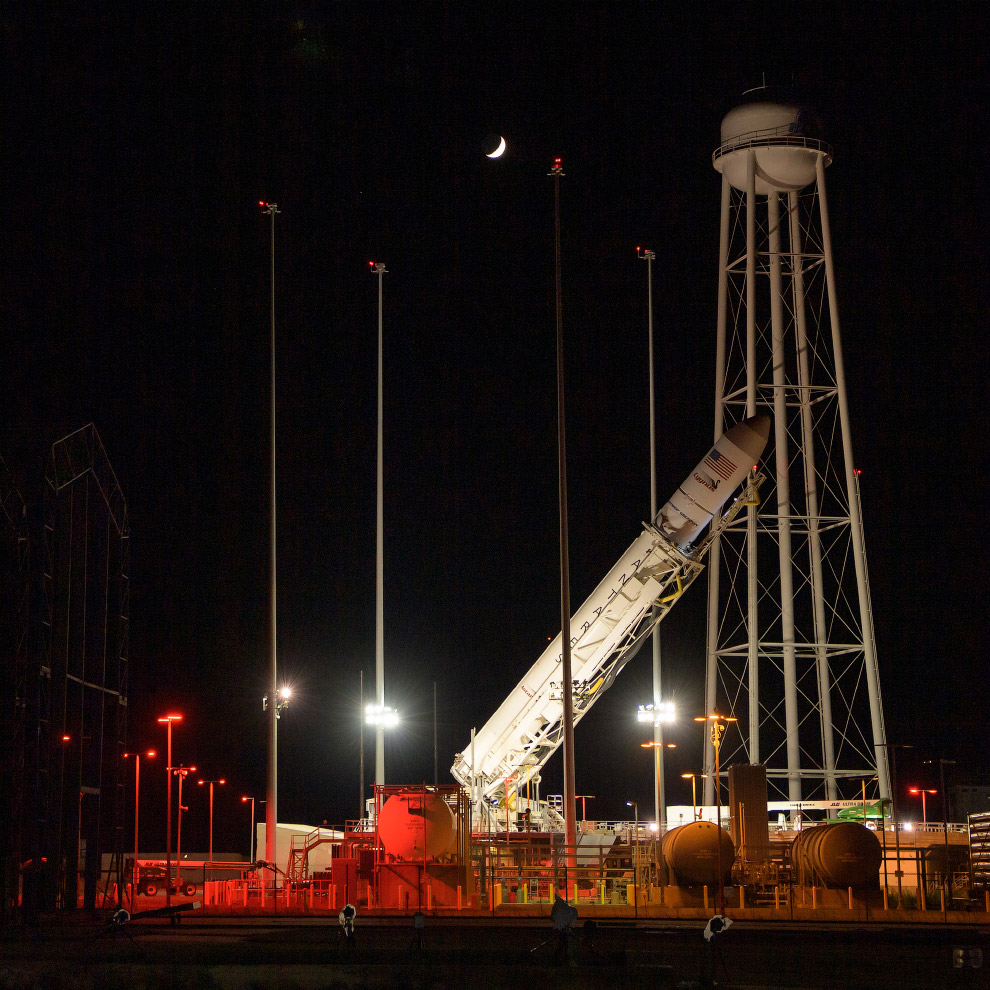 Снимки со старта американской ракеты Antares