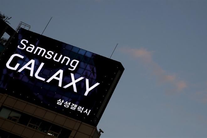 Samsung разрабатывает смартфон с трехсторонним дисплеем