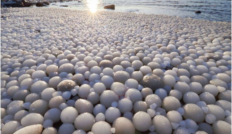 «Ледяные яйца» покрыли пляж в Финляндии из-за странной погоды. ФОТО