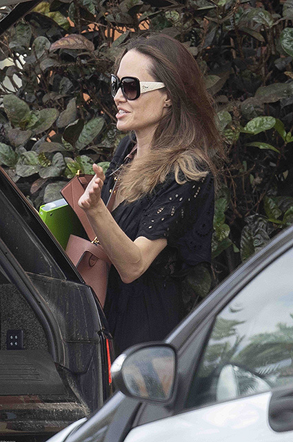 Анджелина Джоли замечена на Канарских островах после истории с бомбой. ФОТО