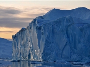 Отколовшийся в Антарктике огромный айсберг угрожает кораблям 