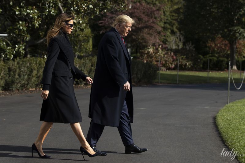 Мелания Трамп черным нарядом подчеркнула загорелые ножки. Фото