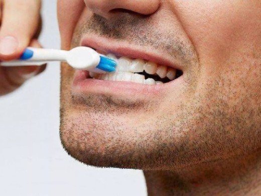 Стоматолог назвал распространенные ошибки при чистке зубов