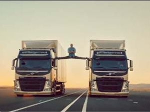 Жан-Клод Ван Дамм удивил поклонников шпагатом на движущихся грузовиках