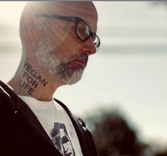 Moby сделал огромные татуировки на руках в защиту животных. ФОТО