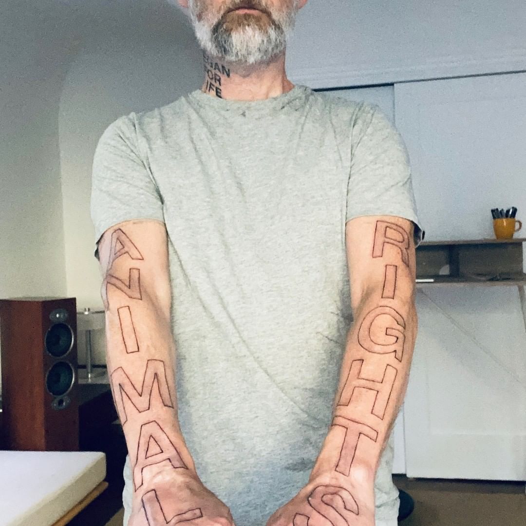 Moby сделал огромные татуировки на руках в защиту животных. ФОТО
