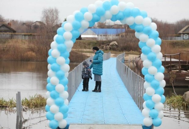 В сети высмеяли пластиковый мост в РФ за 30 тысяч долларов. ВИДЕО