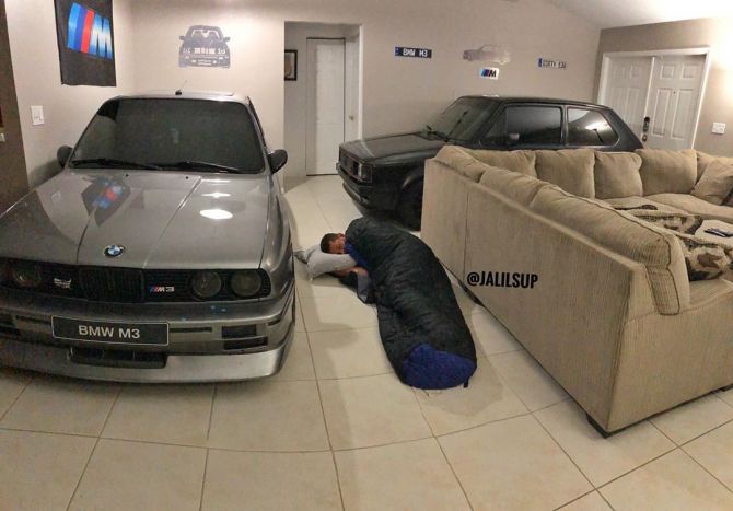 Мужчина припарковал в гостиной две машины, чтобы спасти их от урагана. ФОТО