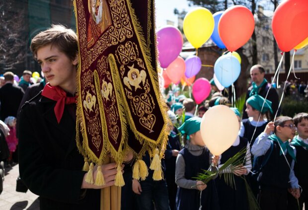 В сети высмеяли «учебник» молитв для российских школьников. ФОТО
