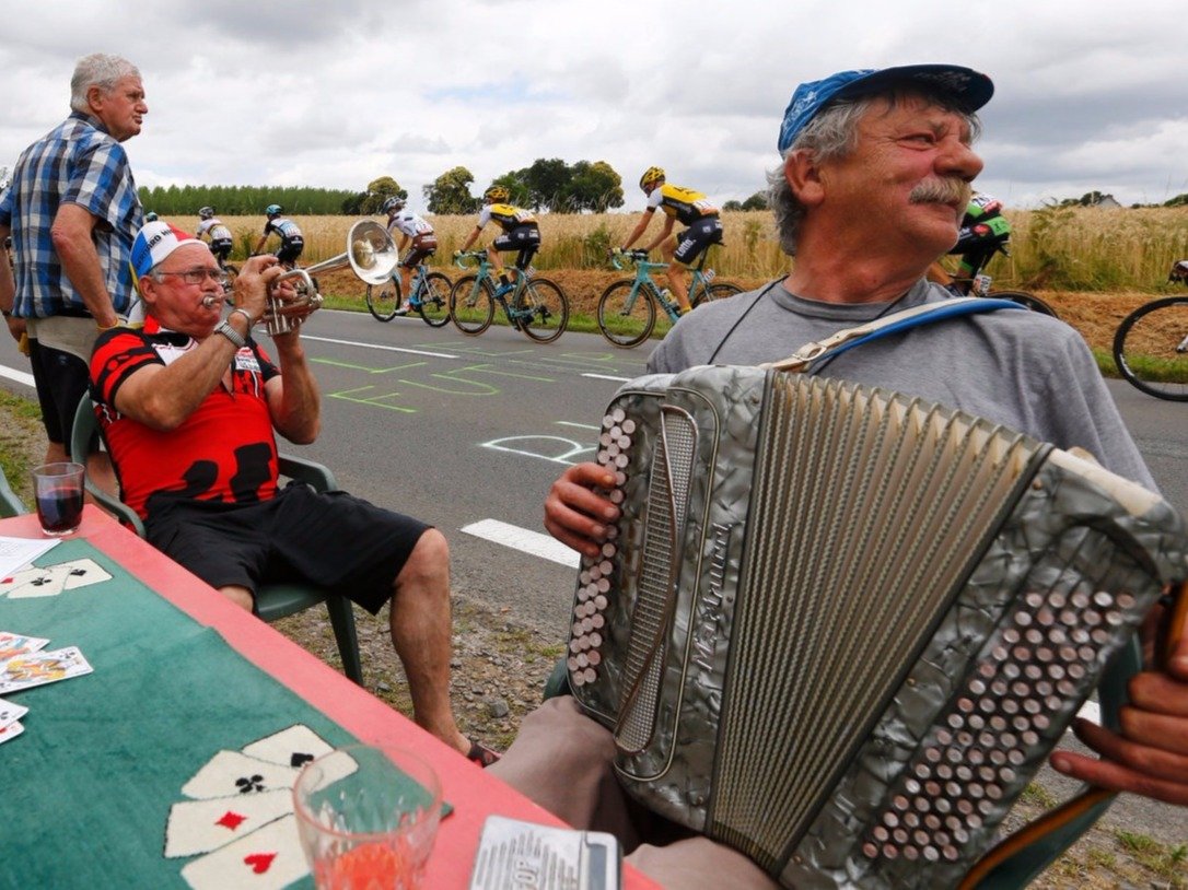 Экстравагантные костюмы поклонников Tour de France