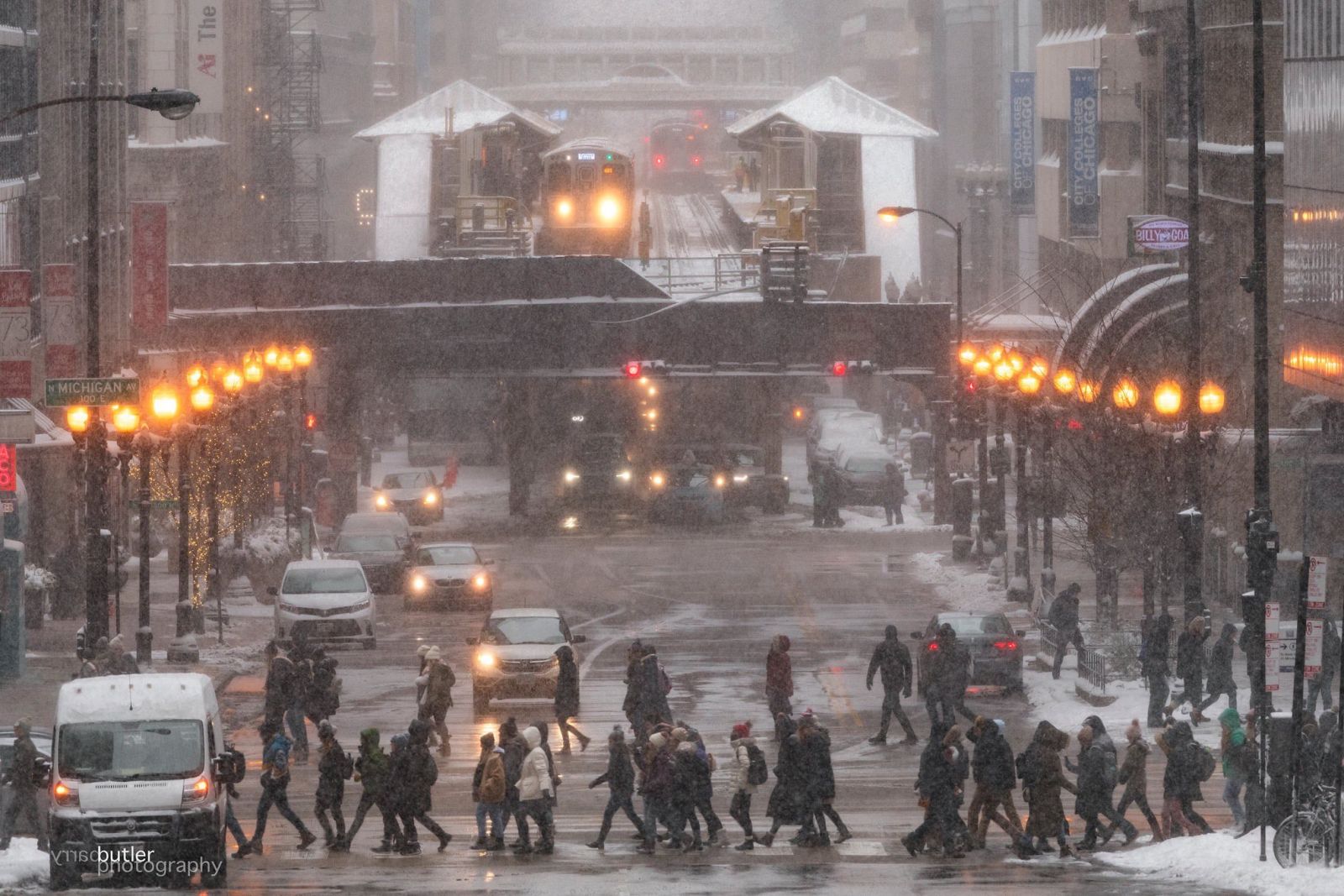 Рождество пришло раньше. Фоторепортаж: нежданный снежный шторм парализовал Чикаго. ФОТО