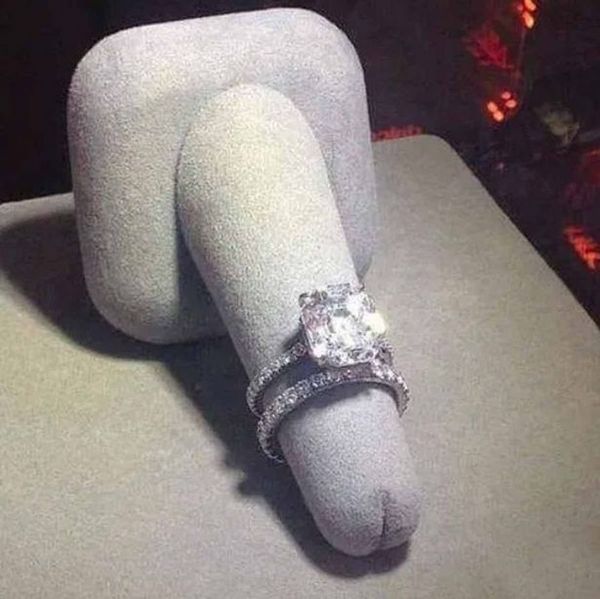 «Это неприлично»: странная презентация обручального кольца в ювелирном салоне повеселила сеть. ФОТО